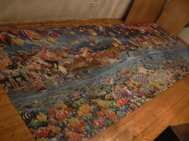 Собранная картина на полу