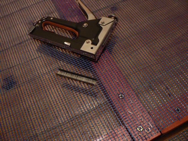 Сетка пристреливается степлером