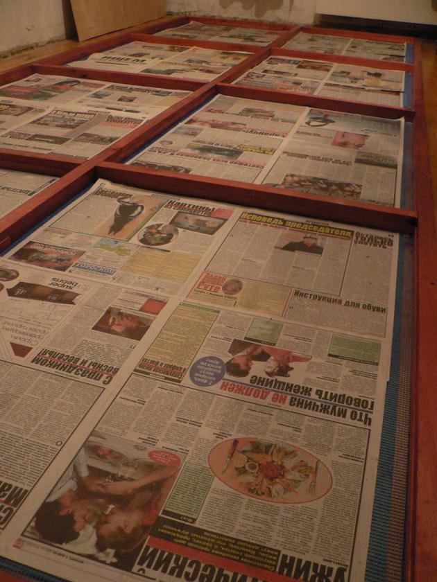 Картина проклеивается сквозь сетку